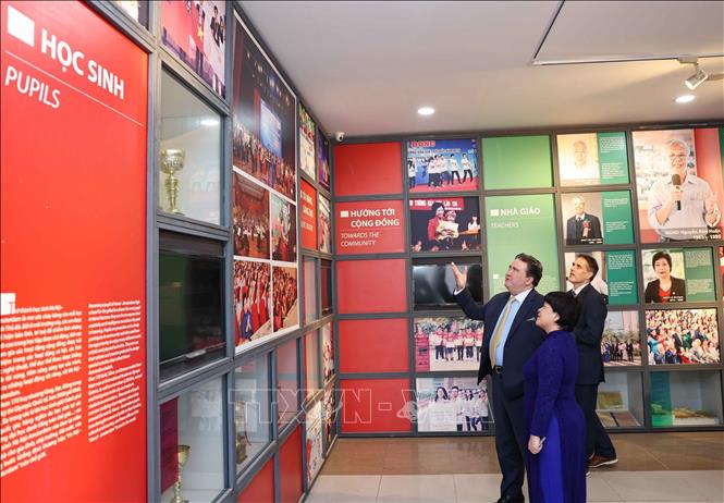 Đại sứ Hoa Kỳ tại Việt Nam Marc Evans Knapper tham quan phòng truyền thống của trường THPT chuyên Hà Nội - Amsterdam. Ảnh: Thanh Tùng - TTXVN