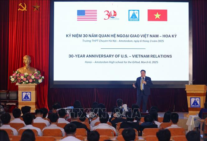 Đại sứ Hoa Kỳ tại Việt Nam Marc Evans Knapper phát biểu, trao đổi với thầy trò trường THPT chuyên Hà Nội - Amsterdam. Ảnh: Thanh Tùng - TTXVN