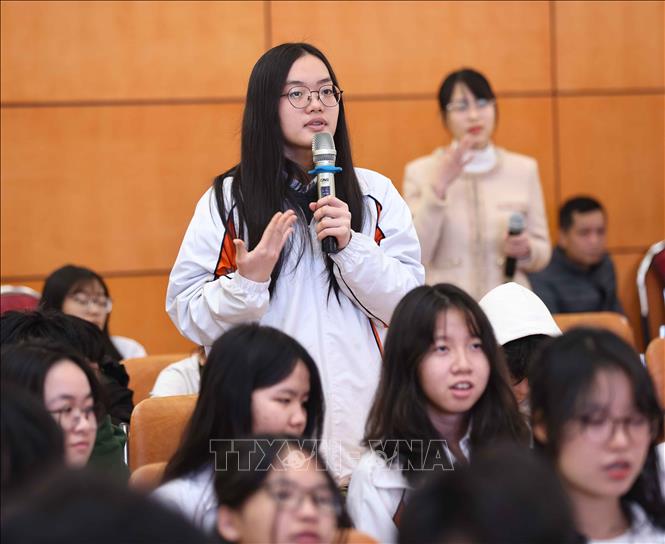 Học sinh trường THPT chuyên Hà Nội - Amsterdam hào hứng khi được trò chuyện cùng Đại sứ Hoa Kỳ tại Việt Nam Marc Evans Knapper. Ảnh: Thanh Tùng - TTXVN