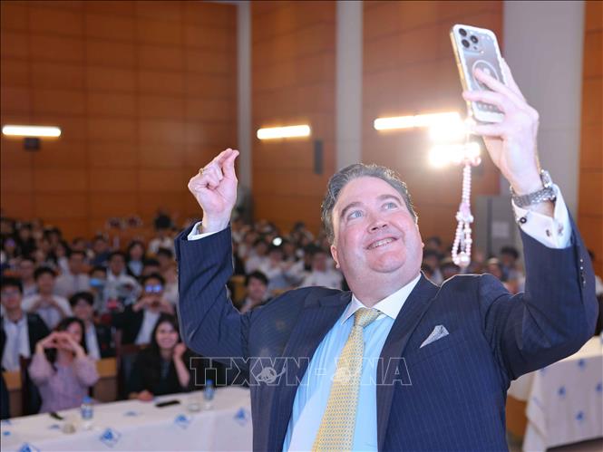 Đại sứ Hoa Kỳ tại Việt Nam Marc Evans Knapper chụp ảnh cùng thầy trò trường THPT chuyên Hà Nội - Amsterdam. Ảnh: Thanh Tùng - TTXVN