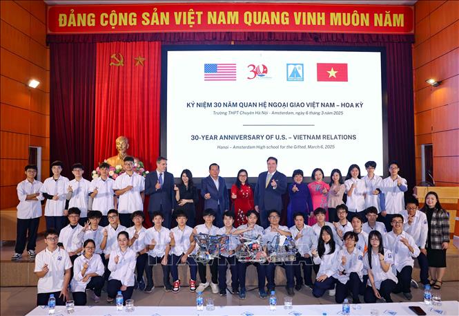 Đại sứ Hoa Kỳ tại Việt Nam Marc Evans Knapper cùng thầy trò trường THPT chuyên Hà Nội - Amsterdam. Ảnh: Thanh Tùng - TTXVN