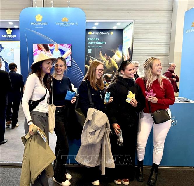 Visitors enjoy their experience at Vietnam's booth at the IBT Berlin 2025. VNA Photo: Phương Hoa
