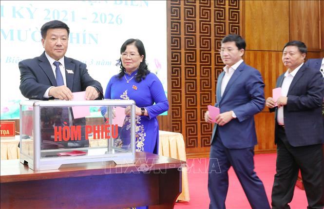 Các đại biểu bỏ phiếu bầu Phó Chủ tịch UBND tỉnh Điện Biên tại Kỳ họp. Ảnh: Trung Kiên - TTXVN