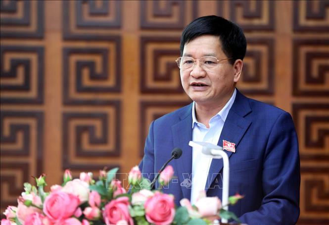 Ông Lê Thành Đô, Chủ tịch UBND tỉnh Điện Biên, đọc Tờ trình bầu chức danh Phó Chủ tịch UBND tỉnh. Ảnh: Trung Kiên - TTXVN