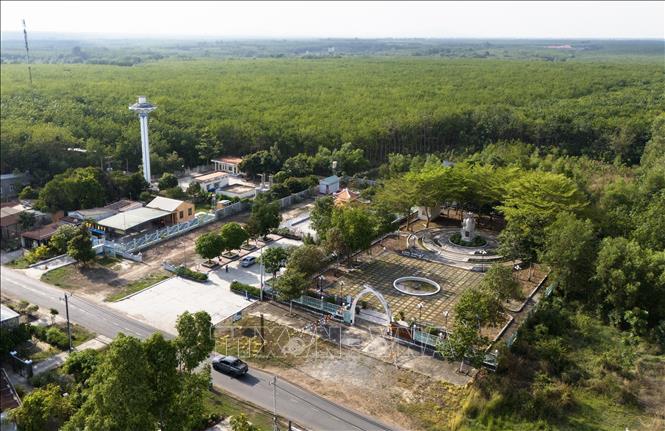 Di tích Địa điểm lần đầu tiên Mỹ rải bom B52 ở Việt Nam tại xã Long Tân (Dầu Tiếng, Bình Dương). Ảnh: Hồng Đạt - TTXVN
