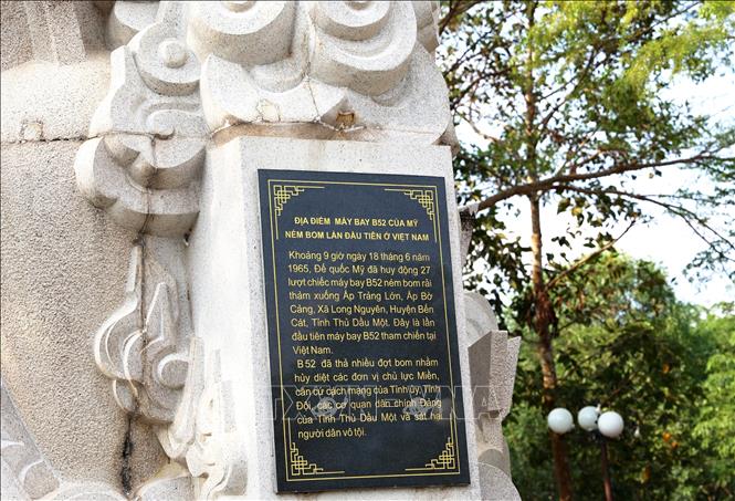 Chứng tích lưu lại ở xã Long Tân (Dầu Tiếng, Bình Dương) về sự khốc liệt của bom đạn mà quân và dân ta từng gánh chịu. Ảnh: Hồng Đạt - TTXVN
