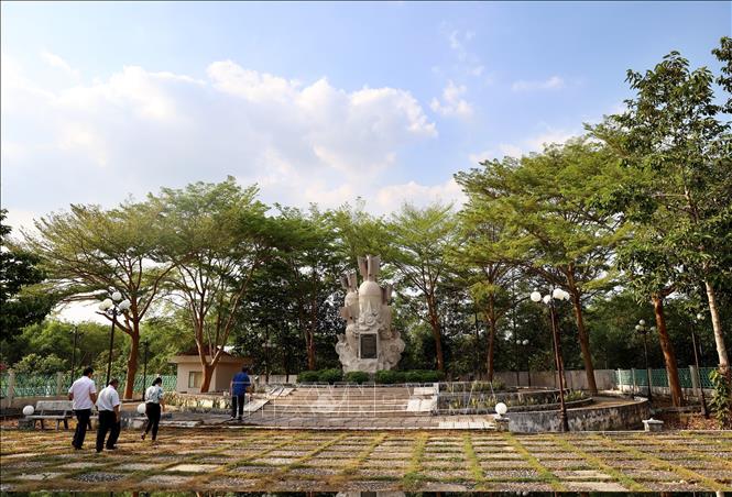 Du khách thăm Di tích Địa điểm lần đầu tiên Mỹ rải bom B52 ở Việt Nam tại xã Long Tân (Dầu Tiếng, Bình Dương). Ảnh: Hồng Đạt - TTXVN

