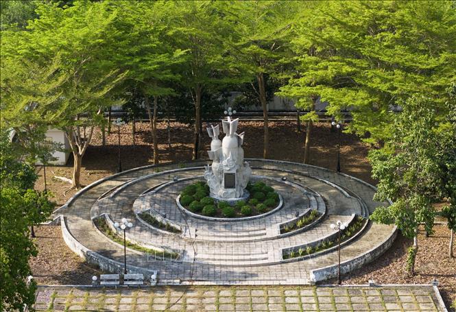 Bia tưởng niệm khắc ghi hình tượng 3 trái bom B52 rơi xuống đất đang bốc lửa thể hiện sự khốc liệt của bom đạn mà quân và dân ta từng gánh chịu. Ảnh: Hồng Đạt - TTXVN
