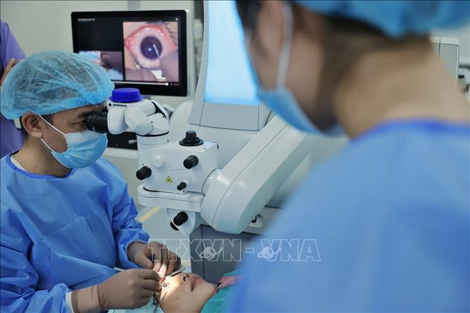 Hệ thống máy móc hiện đại giúp phẫu thuật an toàn hơn và thời gian hồi phục nhanh hơn với các trường hợp cận nặng. Ảnh: Minh Quyết – TTXVN