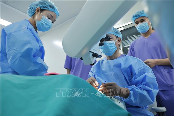 Bác sĩ sử dụng hệ thống máy Visumax 800 mổ SMILE Pro phẫu thuật cận thị cho bệnh nhân. Ảnh: Minh Quyết – TTXVN