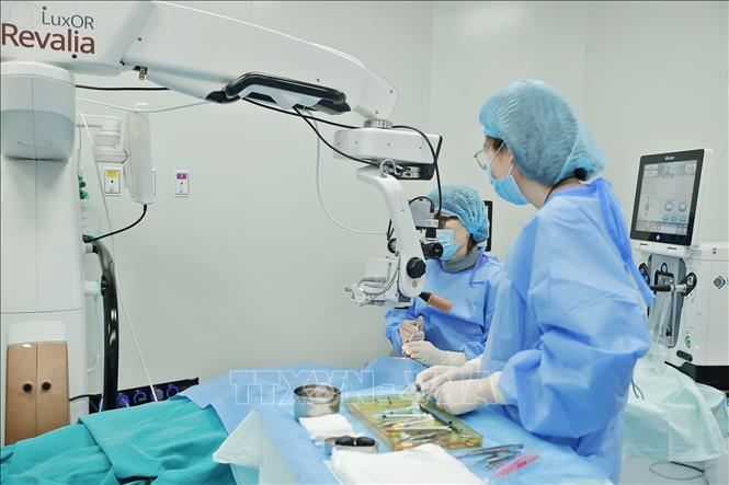 Bác sĩ sử dụng hệ thống máy Visumax 800 mổ SMILE Pro phẫu thuật loạn thị cho bệnh nhân. Ảnh: Minh Quyết – TTXVN