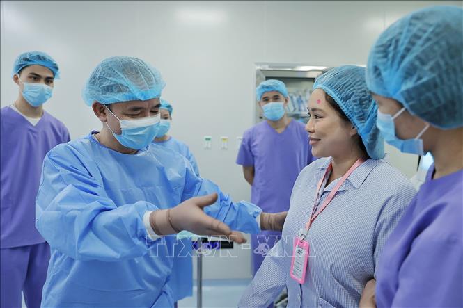Hệ thống máy móc hiện đại, giúp phẫu thuật an toàn hơn và thời gian hồi phục nhanh hơn với các trường hợp cận nặng. Ảnh: Minh Quyết – TTXVN