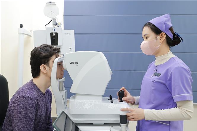 Kết hợp với hệ thống thăm khám hiện đại, Trung tâm Mắt công nghệ cao Tâm Anh có đầy đủ thông số để đánh giá vấn đề điều chỉnh về khúc xạ, độ bền của giác mạc, giúp cho phẫu thuật viên có cái nhìn tổng thể để đưa ra mức độ an toàn và kết quả sau phẫu thuật. Ảnh: Minh Quyết - TTXVN