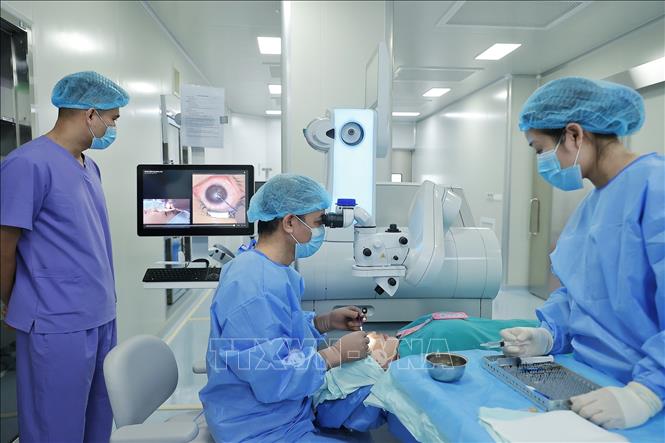Bác sĩ sử dụng hệ thống máy Visumax 800 mổ SMILE Pro phẫu thuật cận thị cho bệnh nhân. Ảnh: Minh Quyết – TTXVN