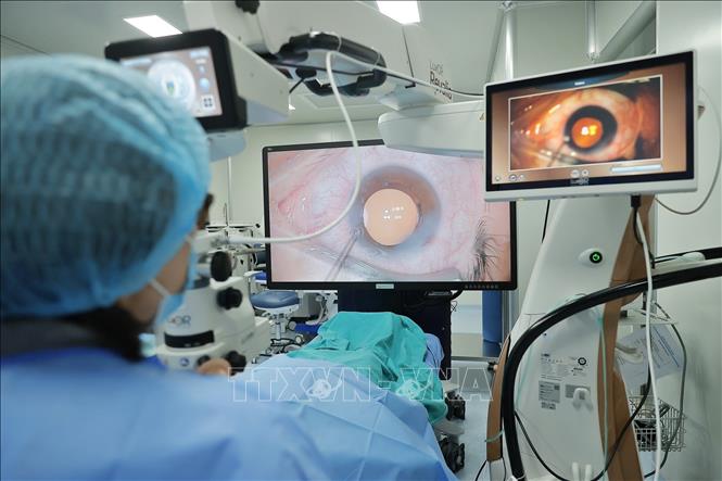 Trung tâm Mắt công nghệ cao Tâm Anh đầu tư hệ thống 2 máy Visumax 800 mổ SMILE Pro, tích hợp hệ thống trang thiết bị được đầu tư đồng bộ mang lại trải nghiệm tốt các phẫu thuật tật khúc xạ cho khách. Ảnh: Minh Quyết – TTXVN