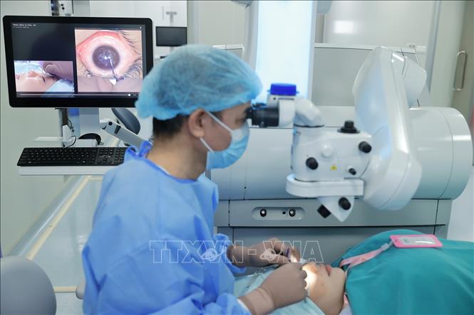 Hệ thống máy móc hiện đại, giúp phẫu thuật an toàn hơn và thời gian hồi phục nhanh hơn với các trường hợp cận nặng. Ảnh: Minh Quyết – TTXVN