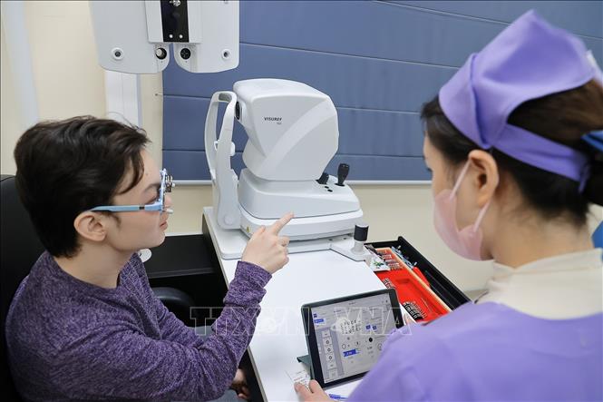 Kỹ thuật viên đo khúc xạ cho khách tại bệnh viện đa khoa Tâm Anh. Ảnh: Minh Quyết – TTXVN