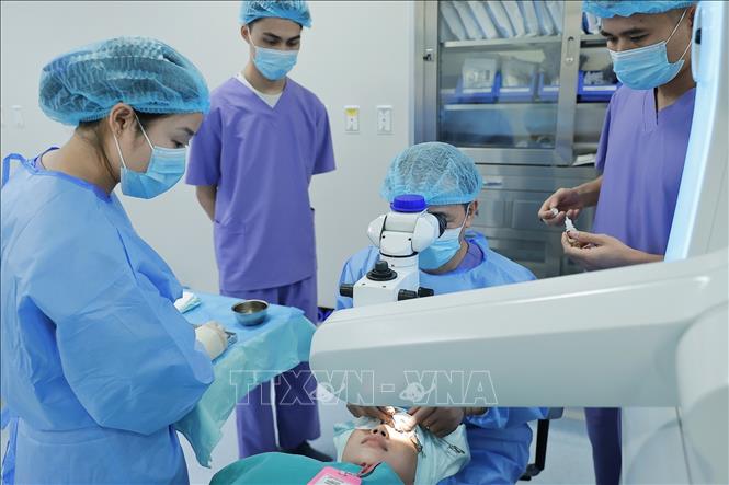 Bác sĩ sử dụng hệ thống máy Visumax 800 mổ SMILE Pro phẫu thuật cận thị cho bệnh nhân. Ảnh: Minh Quyết – TTXVN