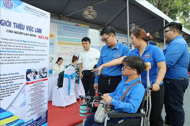 Đông đảo sinh viên tìm việc tại  “Ngày hội tuyển dụng việc làm” năm 2025 tại trường Đại học Sư phạm Kỹ thuật Thành phố Hồ Chí Minh. Ảnh: Thanh Vũ-TTXVN