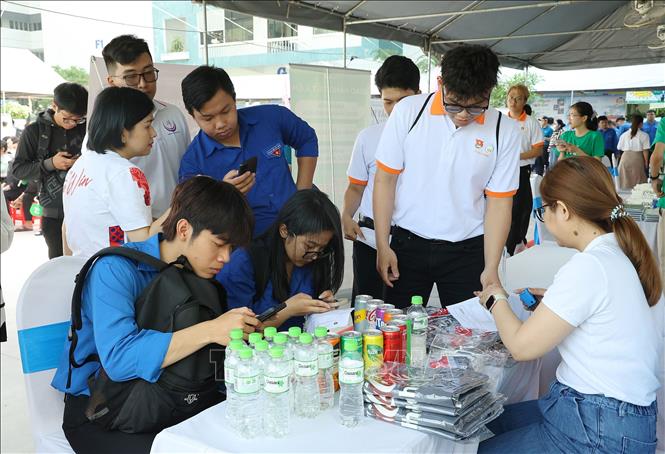 Đông đảo sinh viên tìm việc tại  “Ngày hội tuyển dụng việc làm” năm 2025 tại trường Đại học Sư phạm Kỹ thuật Thành phố Hồ Chí Minh. Ảnh: Thanh Vũ-TTXVN