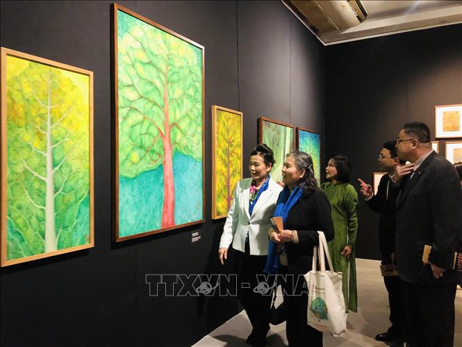 Đại biểu tham quan triển lãm. Ảnh: Phương Lan - TTXVN