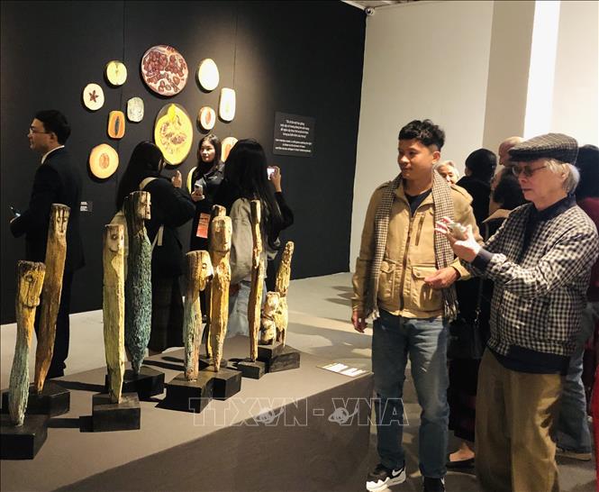 Khách tham quan triển lãm. Ảnh: Phương Lan - TTXVN 