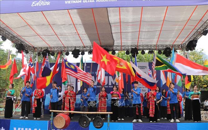Ban tổ chức chào mừng các vận động viên trong nước và quốc tế tham gia giải. Ảnh: Thanh Hải - TTXVN