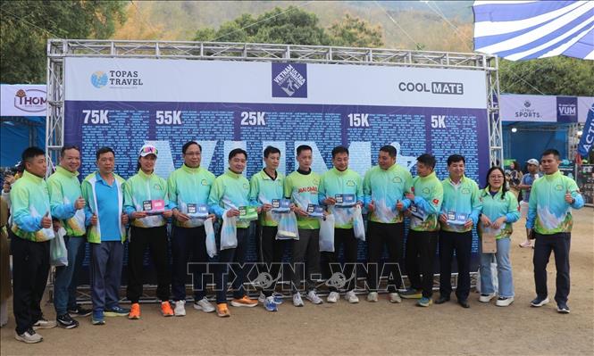 Các vận động viên trong và ngoài nước hứng khởi trước ngày thi đấu. Ảnh: Thanh Hải - TTXVN