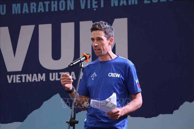 Ông David Llyod, Đại diện Ban Tổ chức, Giám đốc giải chạy phát biểu tại buổi lễ. Ảnh: Thanh Hải - TTXVN