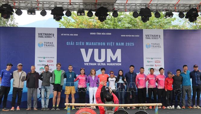 Các vận động viên trong nước và quốc tế giao lưu văn hóa tại lễ khai mạc. Ảnh: Thanh Hải - TTXVN