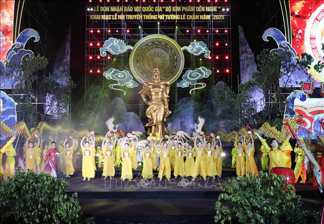 Lễ đón nhận bảo vật quốc gia “Bộ kim phẩm Đền Nghè” và Khai mạc Lễ hội truyền thống Nữ tướng Lê Chân năm 2025. Ảnh: Hoàng Ngọc - TTXVN