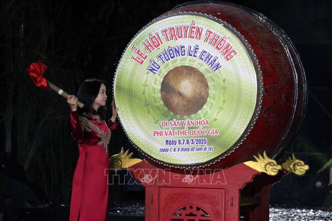 Bà Trần Thu Hương, Bí thư Quận ủy Lê Chân đánh trống khai mạc Lễ hội truyền thống Nữ tướng Lê Chân năm 2025. Ảnh: Hoàng Ngọc - TTXVN