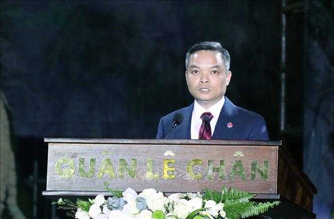 Ông Nguyễn Hoàng Linh, Chủ tịch UBND quận Lê Chân phát biểu tại Lễ đón nhận bảo vật quốc gia “Bộ kim phẩm Đền Nghè”. Ảnh: Hoàng Ngọc - TTXVN