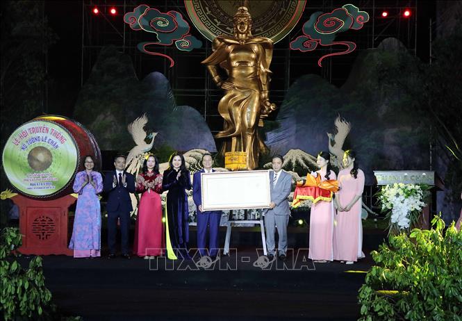 Ông Hoàng Đạo Cương, Thứ trưởng Bộ Văn hóa, Thể thao và Du lịch trao quyết định công nhận bảo vật quốc gia đối với “Bộ kim phẩm đền Nghè”. Ảnh: Hoàng Ngọc - TTXVN