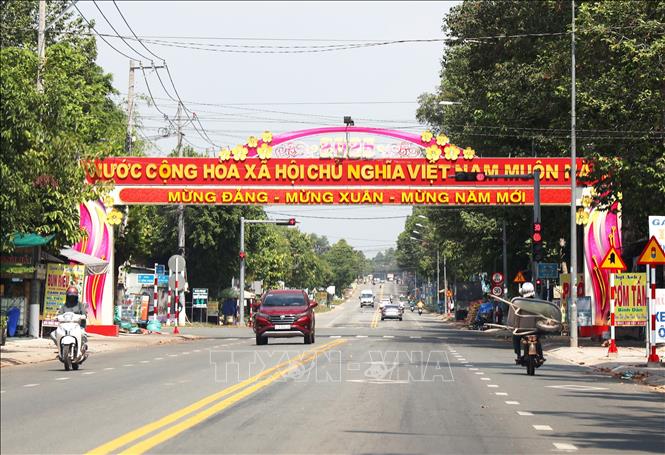 Tuyến đường chạy qua trung tâm huyện Dầu Tiếng. Ảnh: Hồng Đạt - TTXVN
