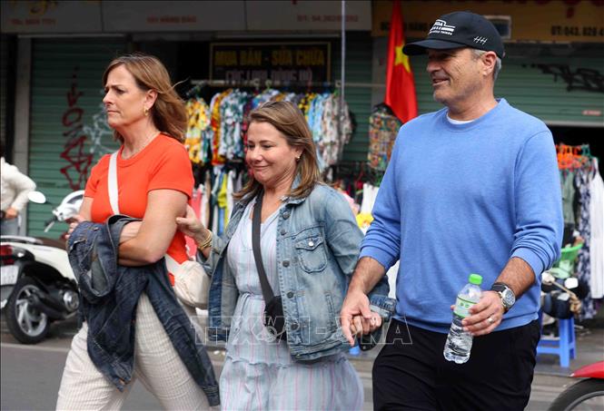 Foreign tourists stroll on Hanoi's streets. VNA Photo: Phạm Kiên 