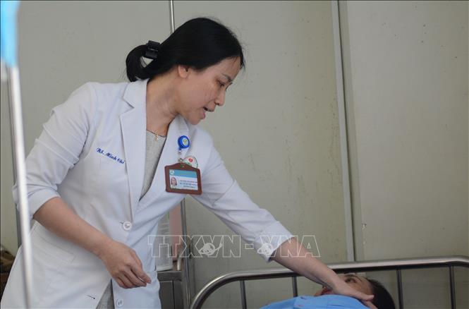 Bác sĩ Nguyễn Thị Minh Chí thăm khám bệnh nhân. Ảnh: Văn Dũng-TTXVN