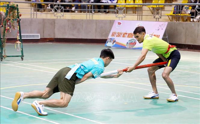 Vận động viên Dương Phương Hảo của Thái Nguyên (đai xanh) và Y Wam A Yũn của Đắc Lắc tranh tài ở nội dung 51 kg. Ảnh: Trung Kiên - TTXVN