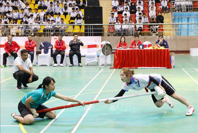 VĐV Triệu Bàn Tuyết Nhi, đội Bắc Giang (bên phải) và VĐV H Cư Niê của đội Đắc Nông tranh tài ở nội dung nữ 51kg. Ảnh: Trung Kiên - TTXVN