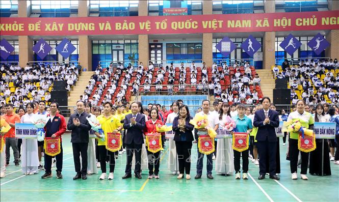 Ban Tổ chức tặng hoa và cờ lưu niệm cho các đoàn tham gia giải đấu. Ảnh: Trung Kiên - TTXVN