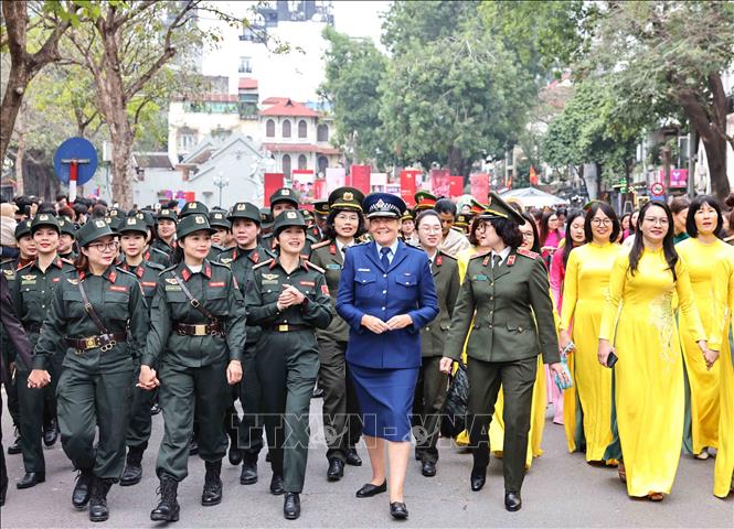 Diễu hành diễn ra với sự tham dự của 1.000 hội viên thuộc các Hội Phụ nữ Công an đơn vị, địa phương, đại biểu ở trong và ngoài lực lượng CAND, khách quốc tế. Ảnh: Minh Đức - TTXVN