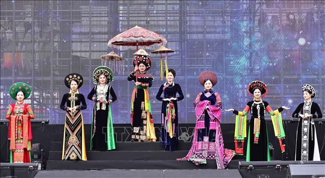 Hội viên thuộc các Hội Phụ nữ Công an đơn vị, địa phương trình diễn trang phục áo dài. Ảnh: Minh Đức – TTXVN