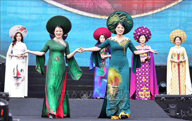 Hội viên thuộc các Hội Phụ nữ Công an đơn vị, địa phương trình diễn trang phục áo dài. Ảnh: Minh Đức – TTXVN