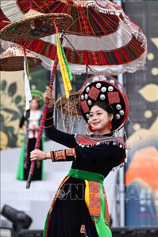 Hội viên thuộc các Hội Phụ nữ Công an đơn vị, địa phương trình diễn trang phục áo dài. Ảnh: Minh Đức – TTXVN