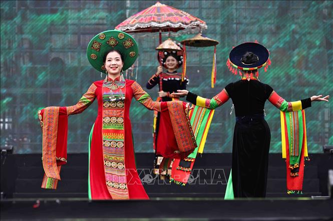 Hội viên thuộc các Hội Phụ nữ Công an đơn vị, địa phương trình diễn trang phục áo dài. Ảnh: Minh Đức – TTXVN