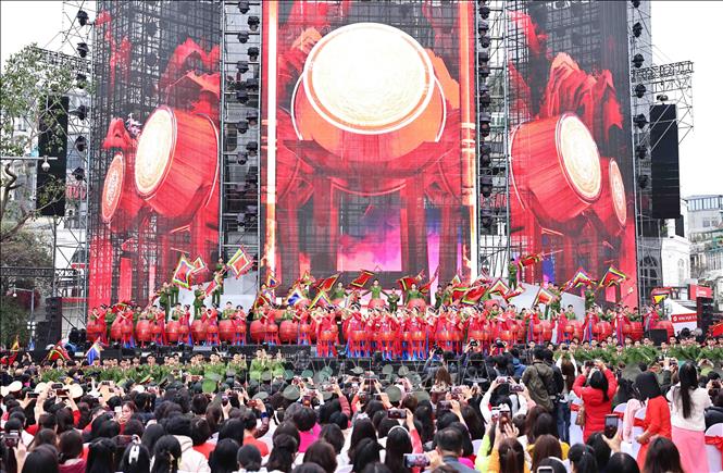 Màn trống hội đặc sắc khai mạc chương trình. Ảnh: Minh Đức - TTXVN