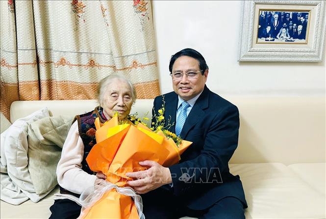 Thủ tướng Phạm Minh Chính thăm, chúc mừng nguyên Phó Chủ tịch nước Nguyễn Thị Bình nhân Ngày Quốc tế Phụ nữ 8/3. Ảnh: Dương Giang-TTXVN 
