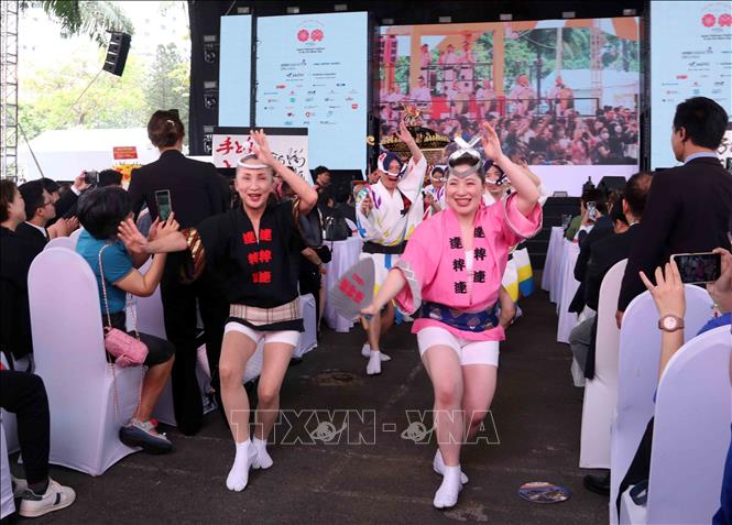 Awa Odori (Awa dance) performed by Japanese artists in the festival. VNA Photo: Xuân Khu