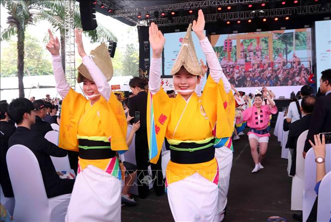 Awa Odori (Awa dance) performed by Japanese artists in the festival. VNA Photo: Xuân Khu