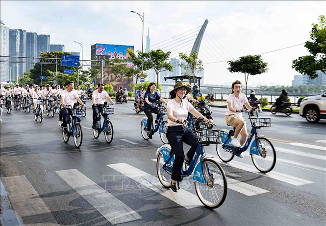 A cycling event within the framework of the festival. VNA Photo: Xuân Khu